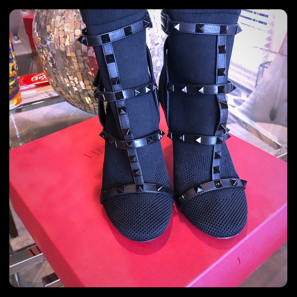 ❌❌SOLD❌❌Valentino Rockstud Bodytech Booties Black
